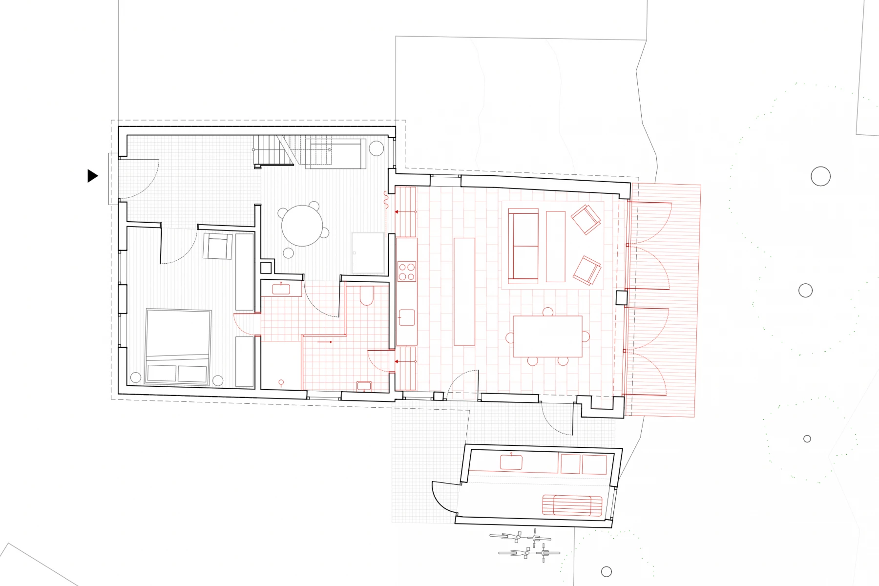 Grundriss eines Hauses mit Wohnzimmer, Küche und Außenbereich, skizziert in Schwarz und Rot.